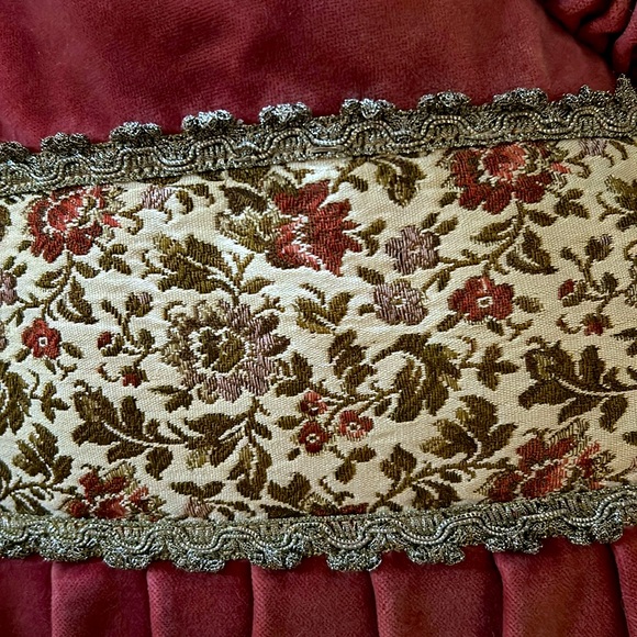 VINTAGE Ornate frilly floral throw pillow - Picture 2 of 4